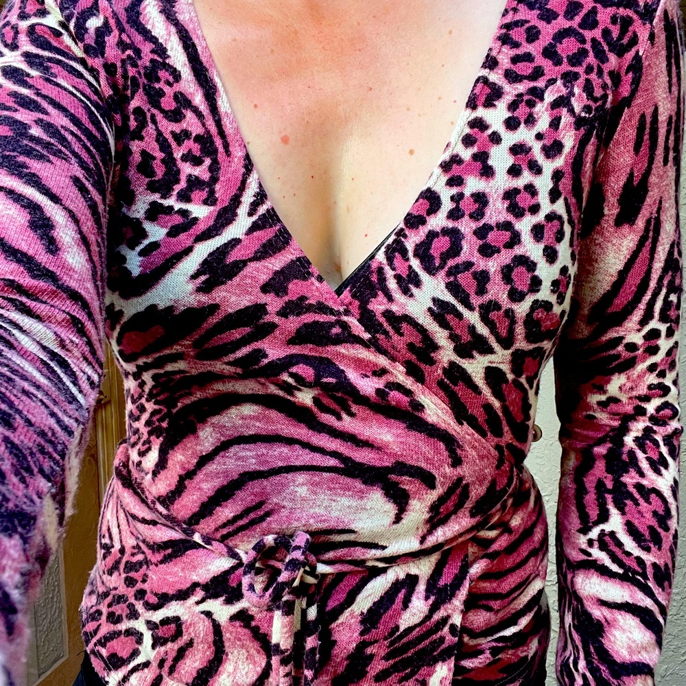 Pink leopard sweater GUC 98% acrylic 2% spandex